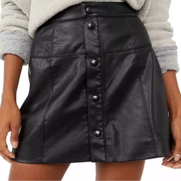FREE PEOPLE We The Free Faux Leather Mini Skirt Oh Snap Black BOHO Festival SZ 4 - Picture 1 of 12